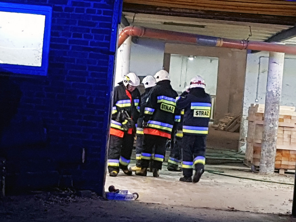 MUCHY: Ogień w zakładzie paleciarskim