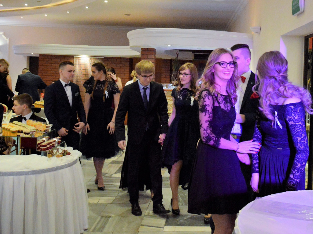 OSTRZESZÓW: Ich pierwszy bal