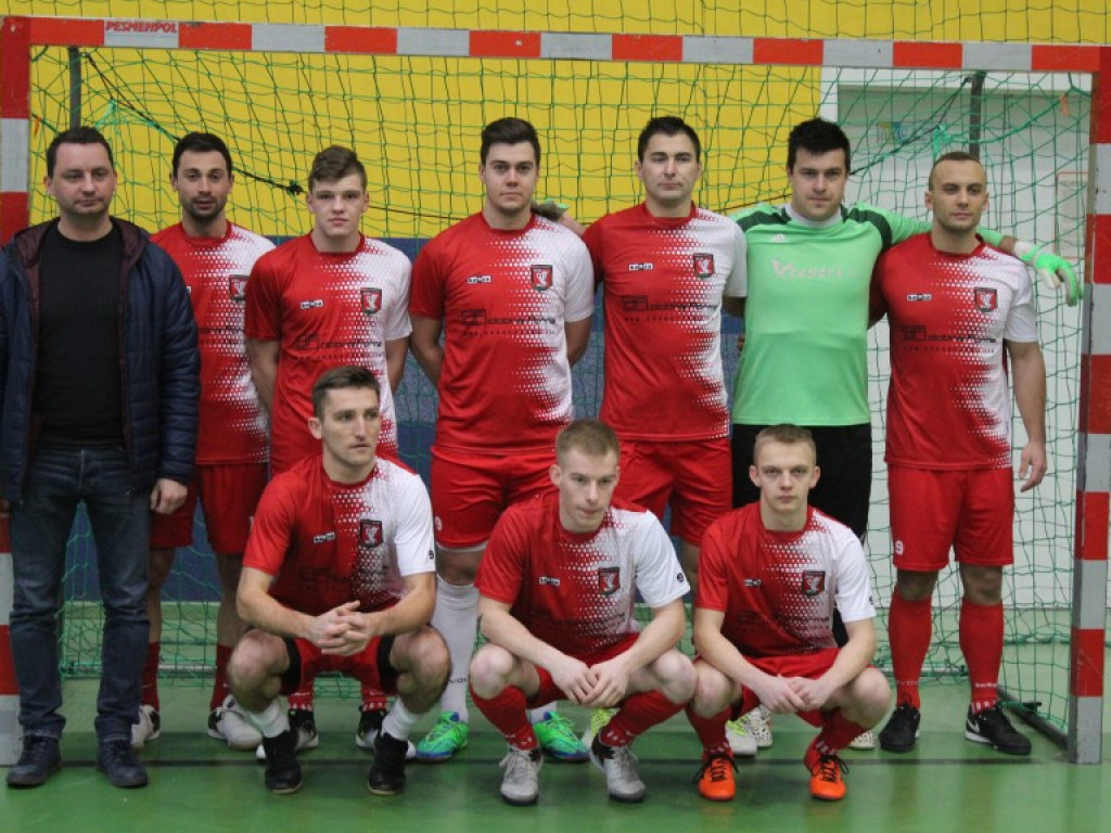 Grali o finał XVI Halowego Turnieju Piłki Nożnej
