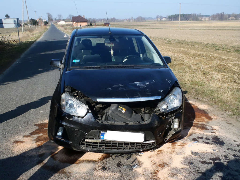 Zderzenie trzech aut na łuku drogi
