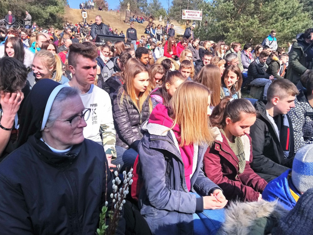 Młodzi na Górze Krzyża