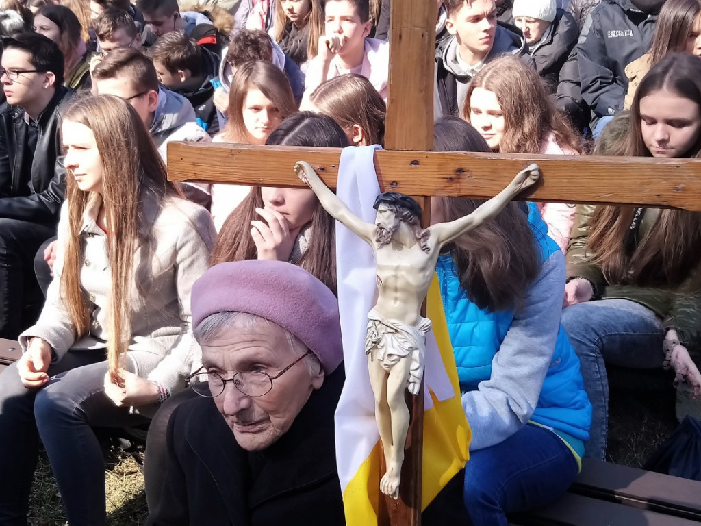 Młodzi na Górze Krzyża