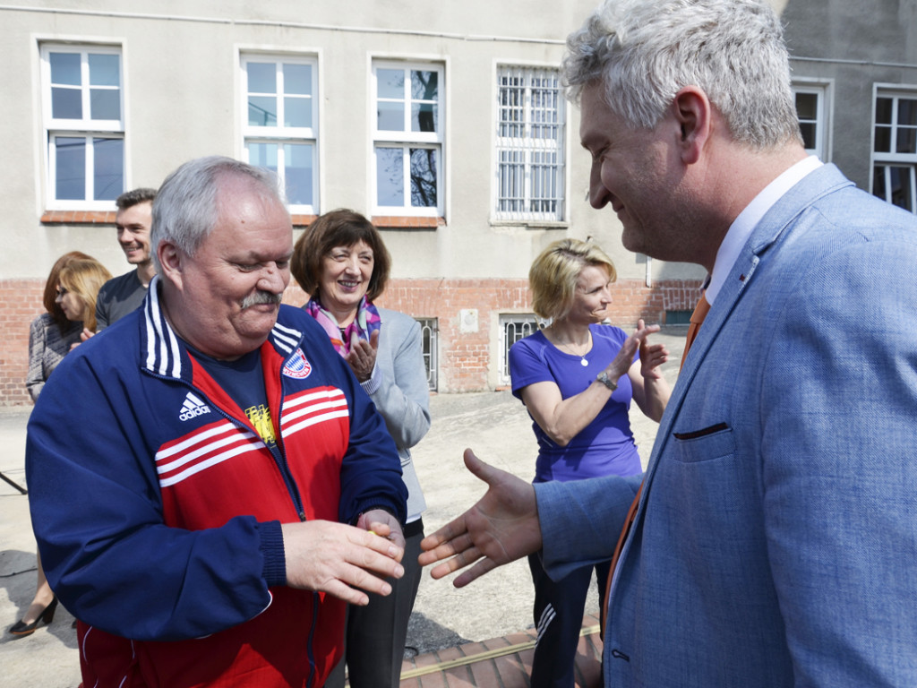 OSTRZESZÓW: Uroczysty finał przebudowy boiska sportowego przy I Liceum Ogólnokształcącym