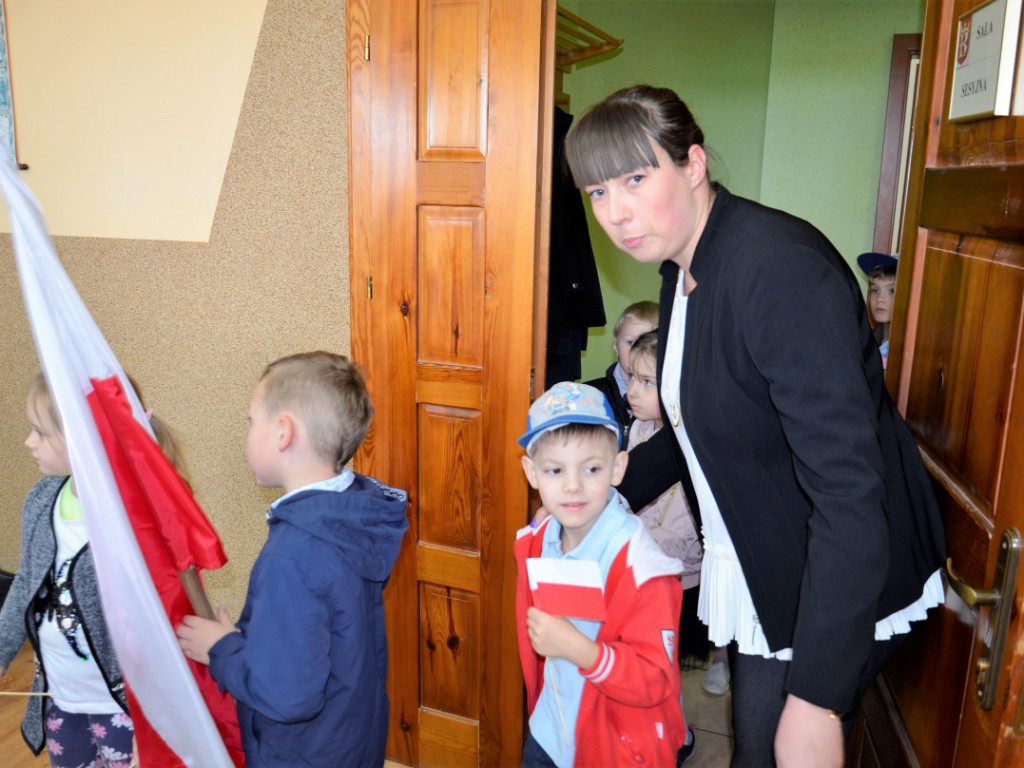 KRASZEWICE: Przedszkolaki z biało-czerwonymi chorągiewkami