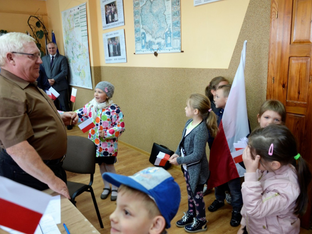 KRASZEWICE: Przedszkolaki z biało-czerwonymi chorągiewkami