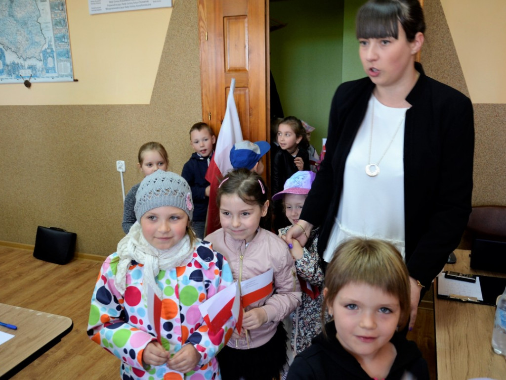 KRASZEWICE: Przedszkolaki z biało-czerwonymi chorągiewkami