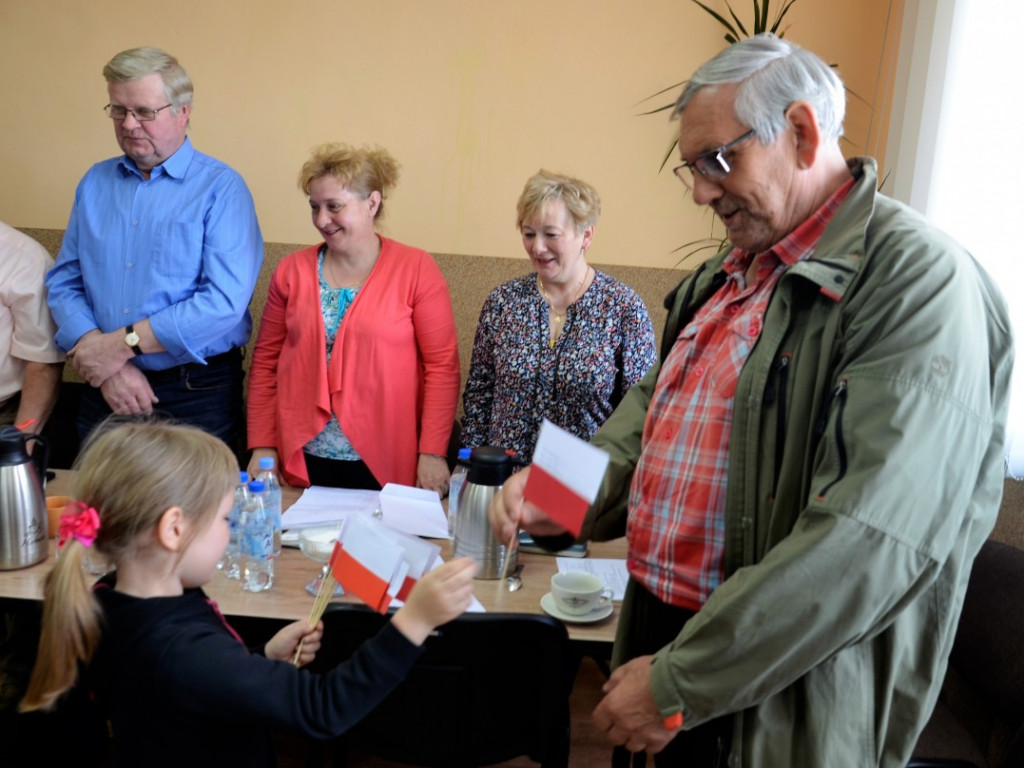 KRASZEWICE: Przedszkolaki z biało-czerwonymi chorągiewkami
