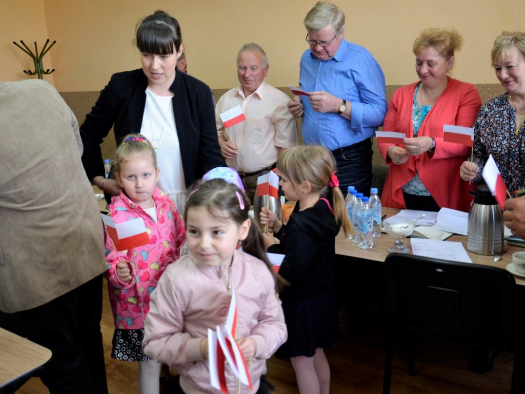 KRASZEWICE: Przedszkolaki z biało-czerwonymi chorągiewkami