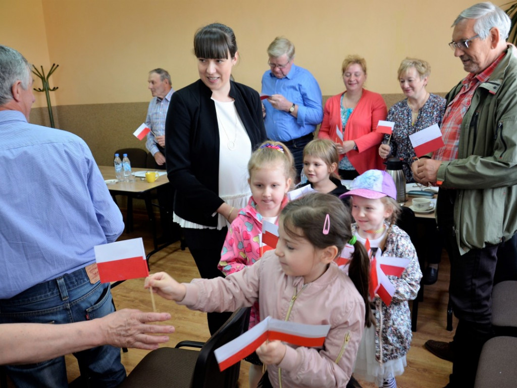 KRASZEWICE: Przedszkolaki z biało-czerwonymi chorągiewkami