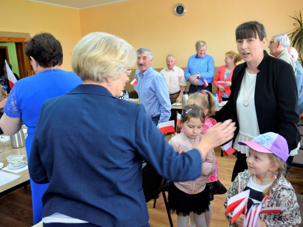 KRASZEWICE: Przedszkolaki z biało-czerwonymi chorągiewkami