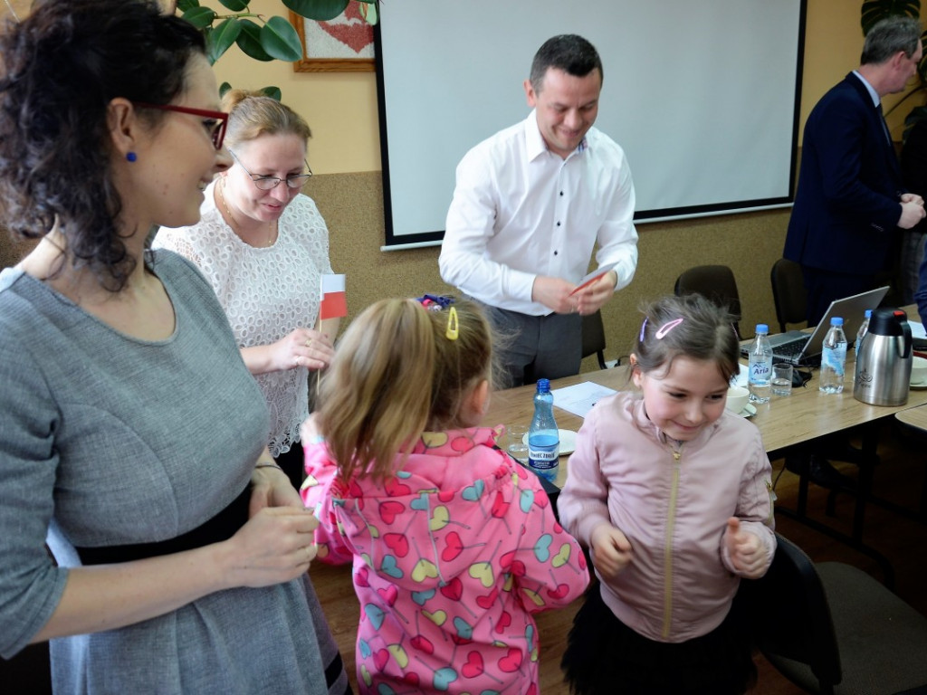 KRASZEWICE: Przedszkolaki z biało-czerwonymi chorągiewkami