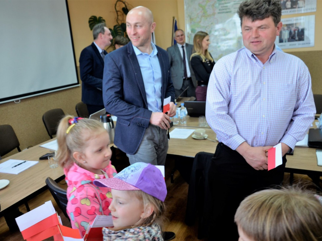 KRASZEWICE: Przedszkolaki z biało-czerwonymi chorągiewkami