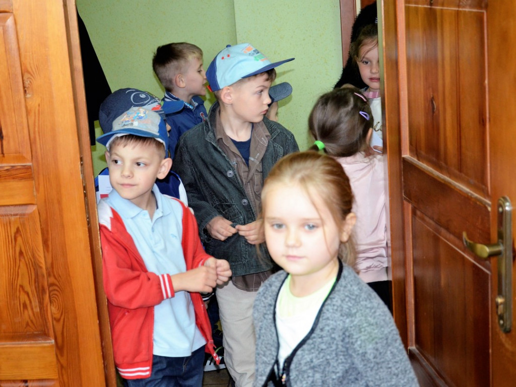 KRASZEWICE: Przedszkolaki z biało-czerwonymi chorągiewkami