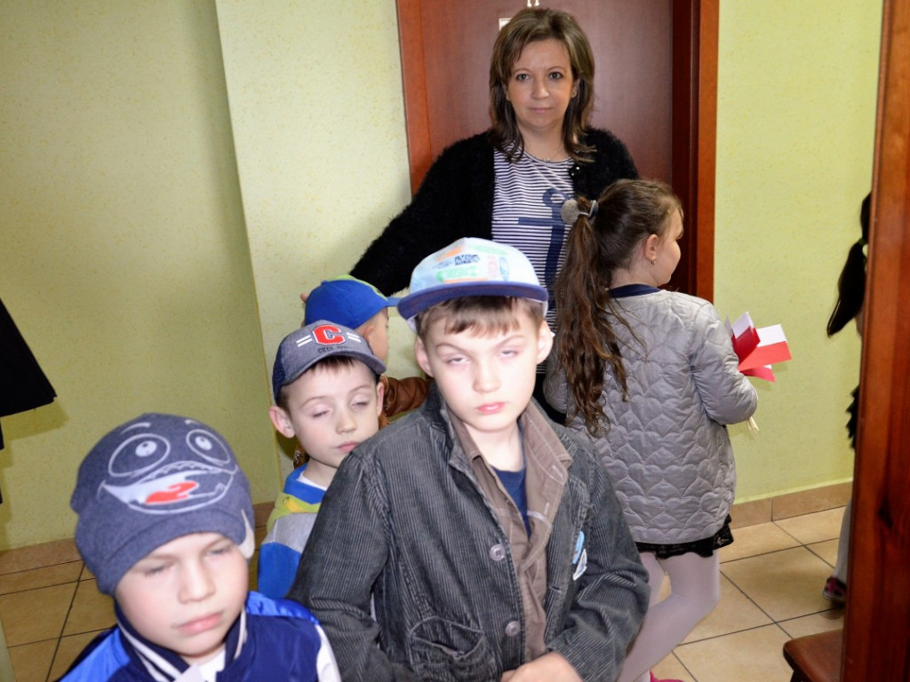 KRASZEWICE: Przedszkolaki z biało-czerwonymi chorągiewkami