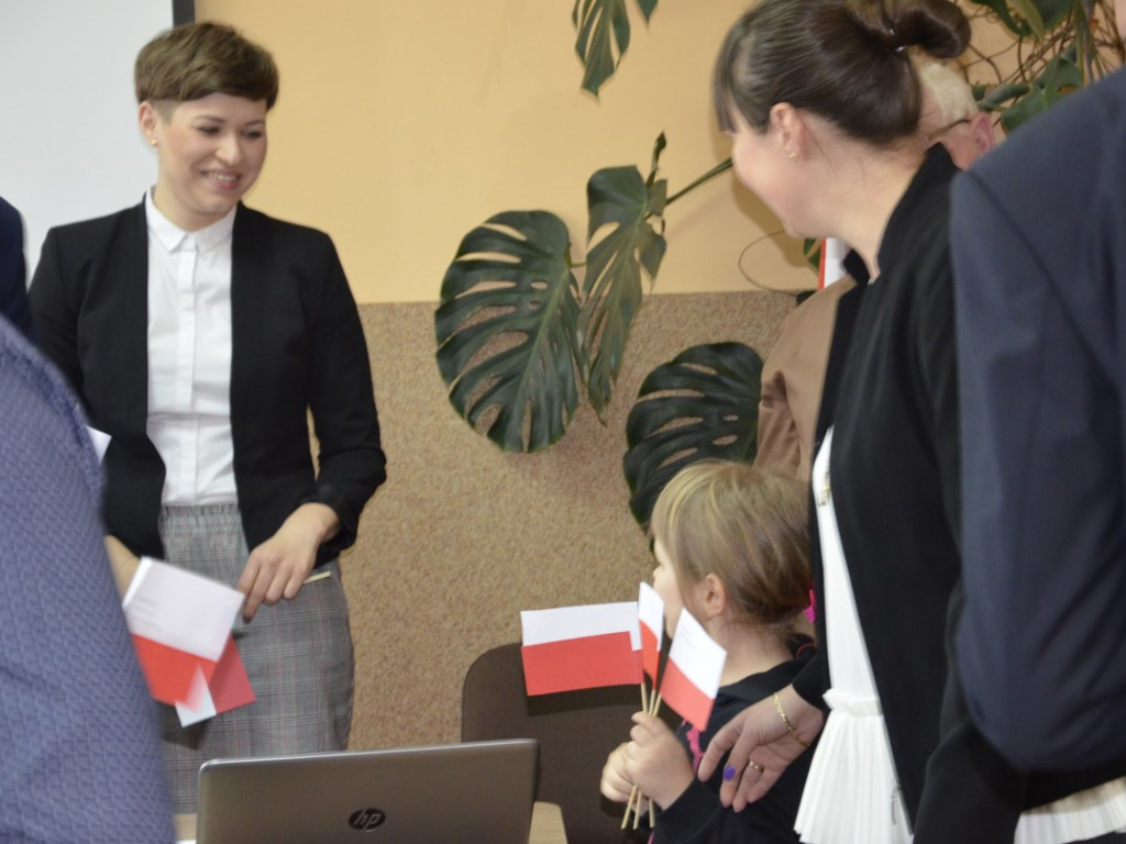 KRASZEWICE: Przedszkolaki z biało-czerwonymi chorągiewkami