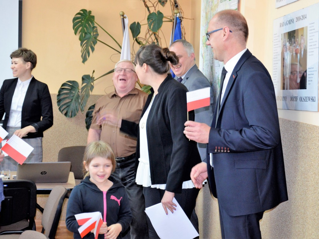 KRASZEWICE: Przedszkolaki z biało-czerwonymi chorągiewkami