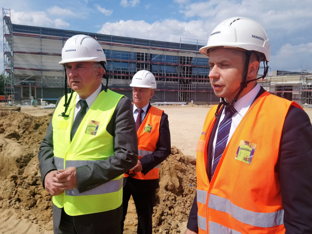 Z burmistrzem Mariuszem Witkiem na budowie Zespołu Szkolno-Przedszkolnego w Rojowie