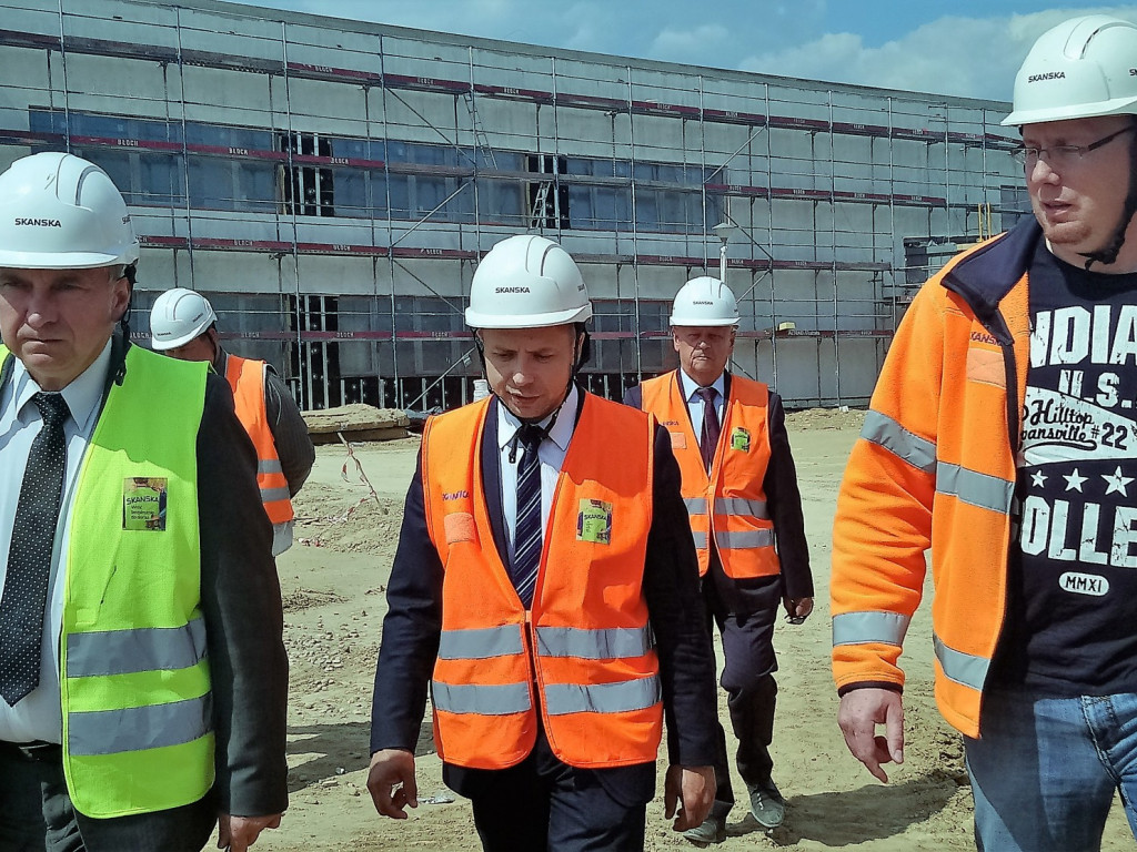 Z burmistrzem Mariuszem Witkiem na budowie Zespołu Szkolno-Przedszkolnego w Rojowie