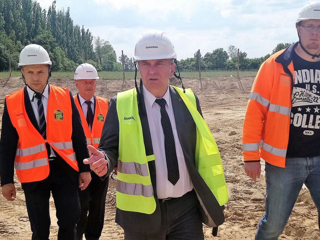 Z burmistrzem Mariuszem Witkiem na budowie Zespołu Szkolno-Przedszkolnego w Rojowie