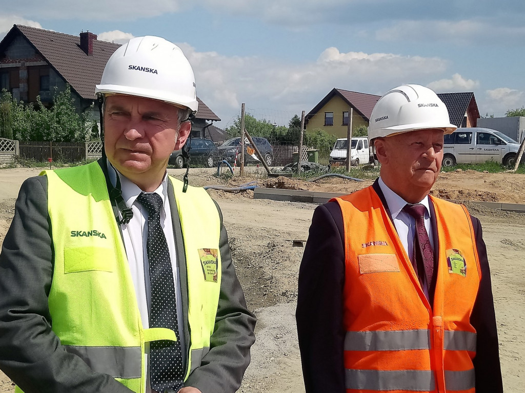 Z burmistrzem Mariuszem Witkiem na budowie Zespołu Szkolno-Przedszkolnego w Rojowie