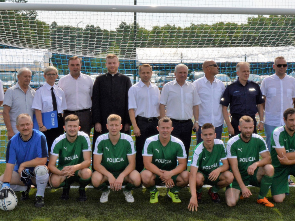 OSTRZESZÓW: Oddali do użytku boisko przy Tęczowej