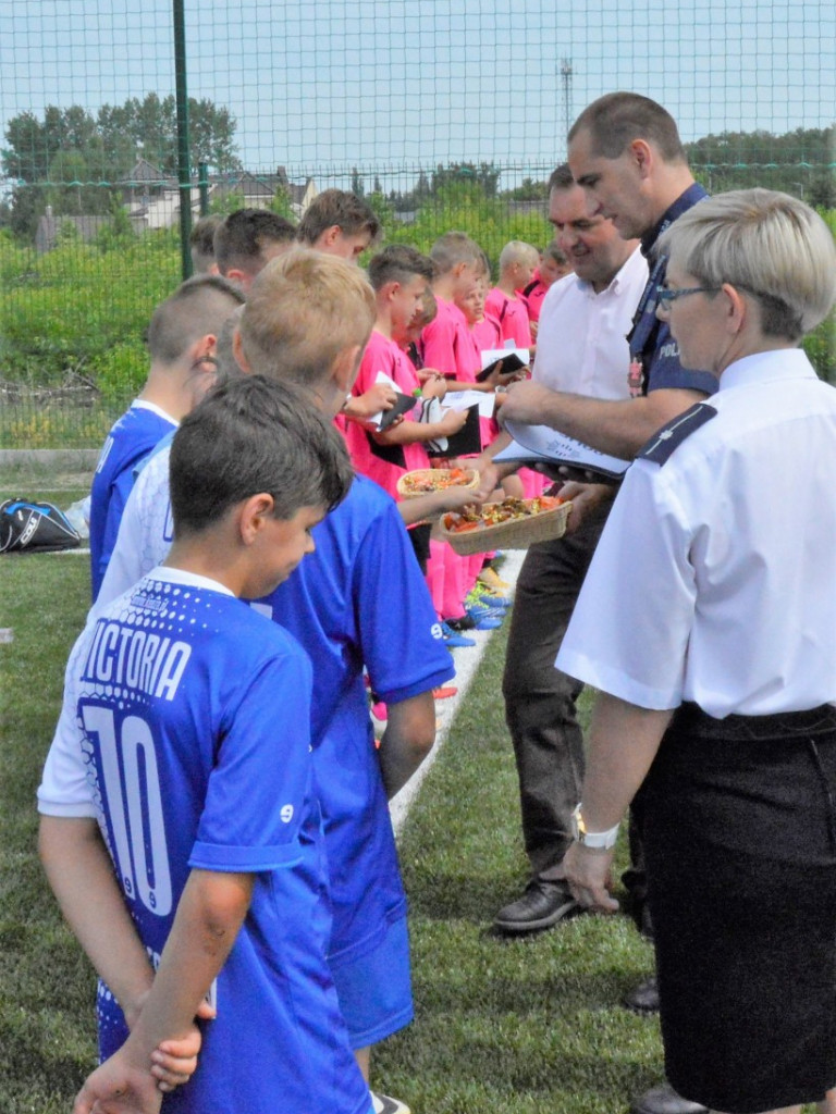 OSTRZESZÓW: Oddali do użytku boisko przy Tęczowej