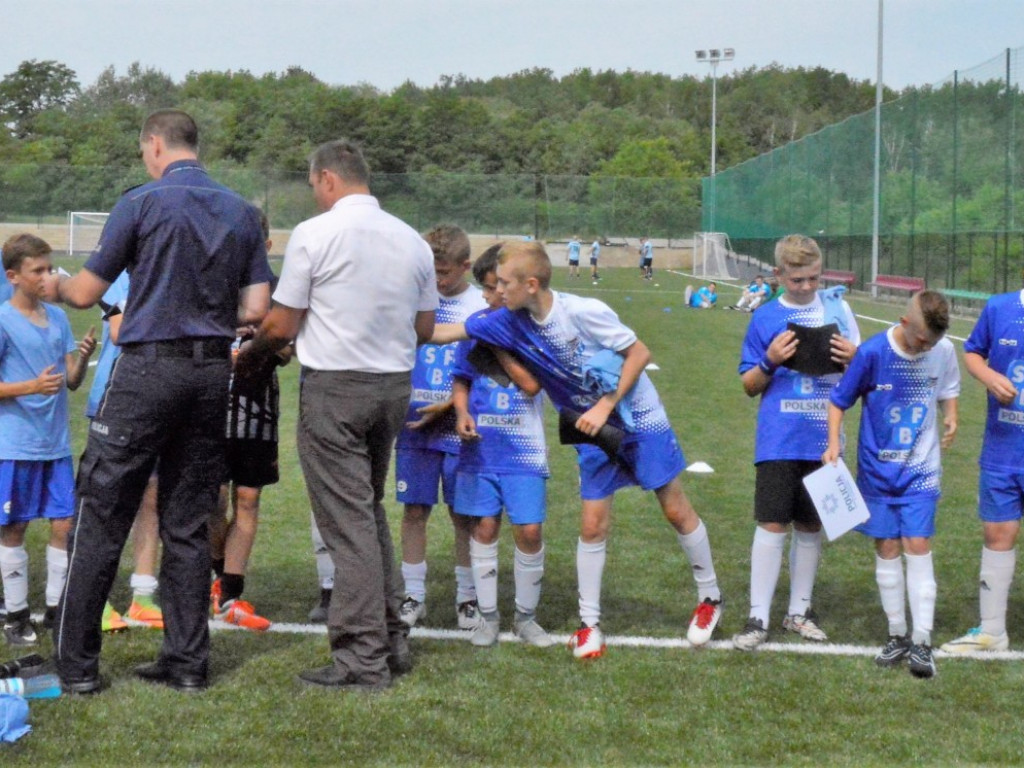 OSTRZESZÓW: Oddali do użytku boisko przy Tęczowej
