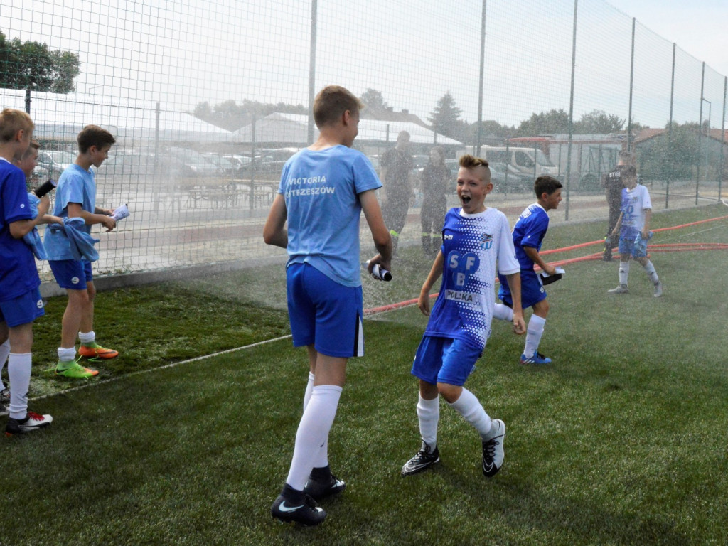 OSTRZESZÓW: Oddali do użytku boisko przy Tęczowej