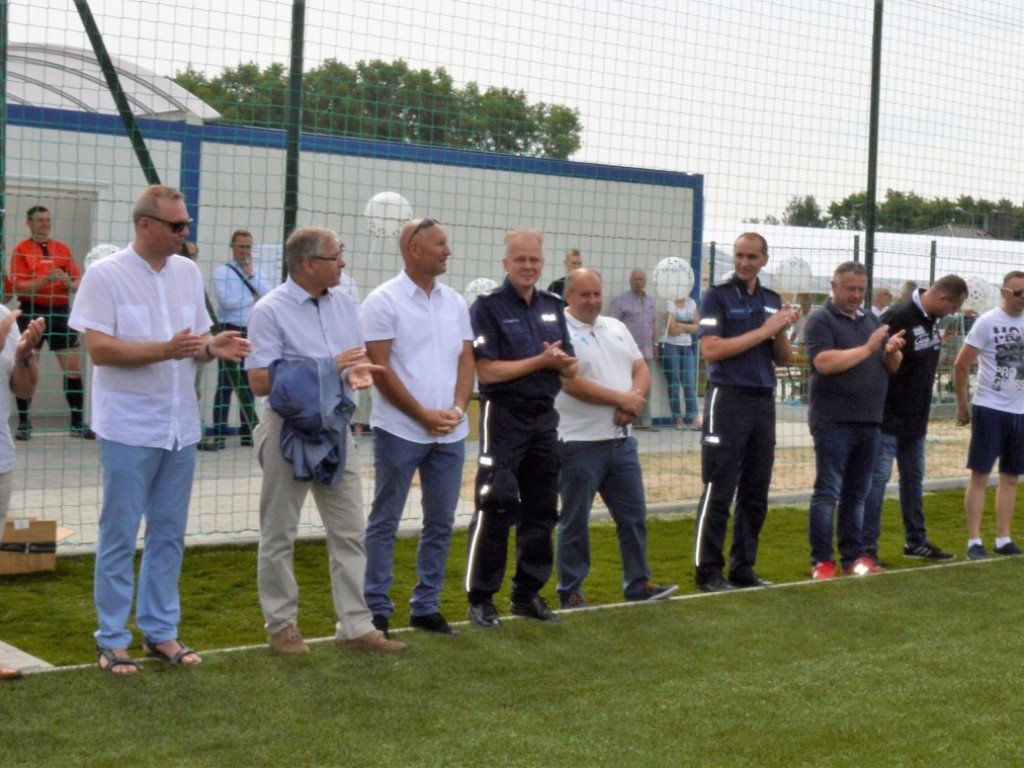 OSTRZESZÓW: Oddali do użytku boisko przy Tęczowej
