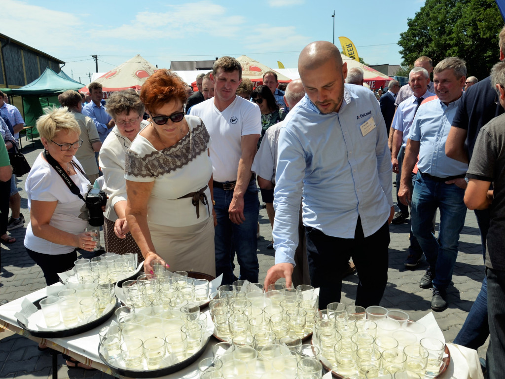 KRASZEWICE: Otwarli na wskroś nowoczesną oborę