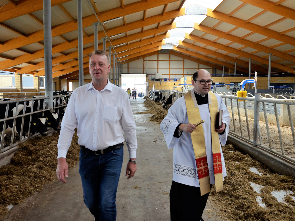 KRASZEWICE: Otwarli na wskroś nowoczesną oborę