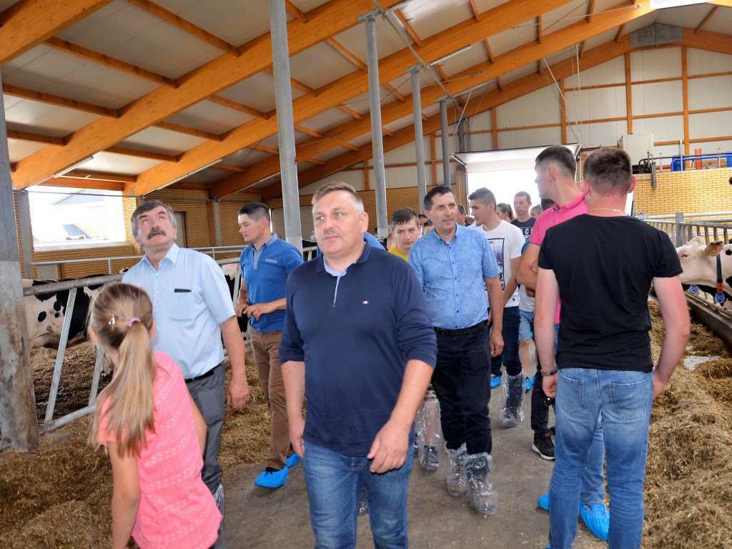 KRASZEWICE: Otwarli na wskroś nowoczesną oborę