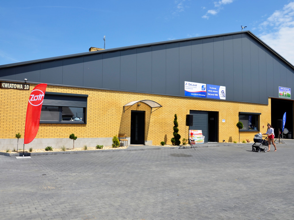 KRASZEWICE: Otwarli na wskroś nowoczesną oborę