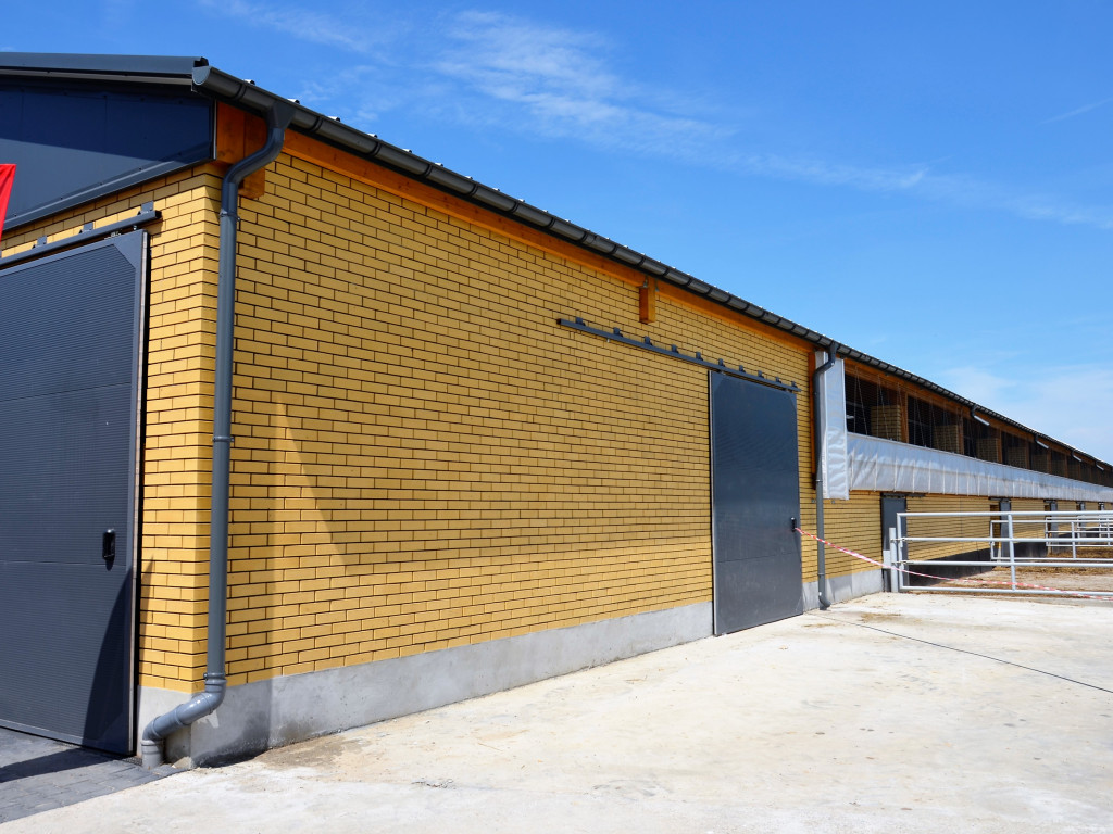 KRASZEWICE: Otwarli na wskroś nowoczesną oborę