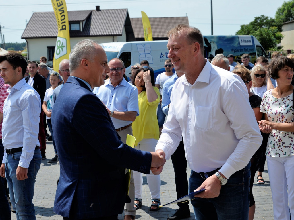 KRASZEWICE: Otwarli na wskroś nowoczesną oborę