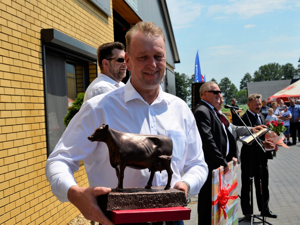 KRASZEWICE: Otwarli na wskroś nowoczesną oborę