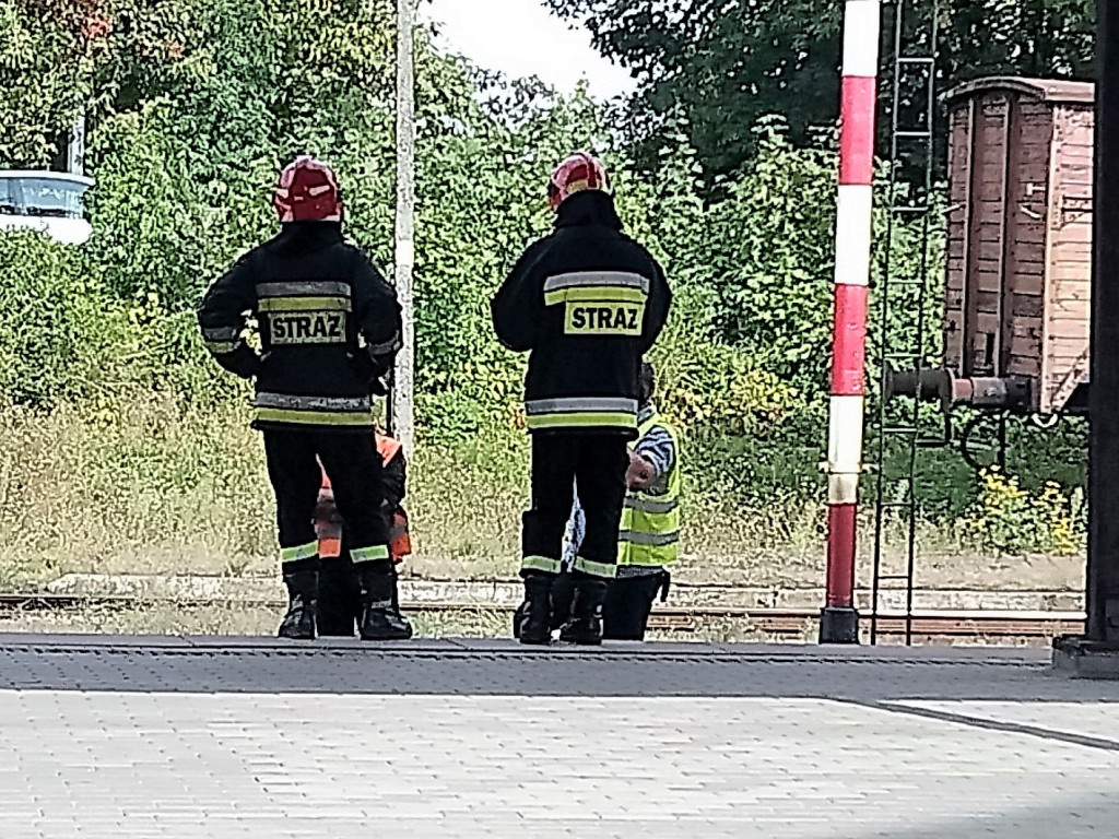 OSTRZESZÓW: Na dworcu PKP ulatnia się gaz? (FILM)