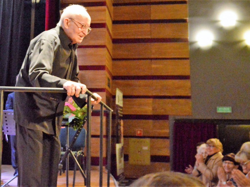 Obchodzący 90. urodziny profesor Jan Ślęk i jego Orkiestra w Ostrzeszowie (FILM)