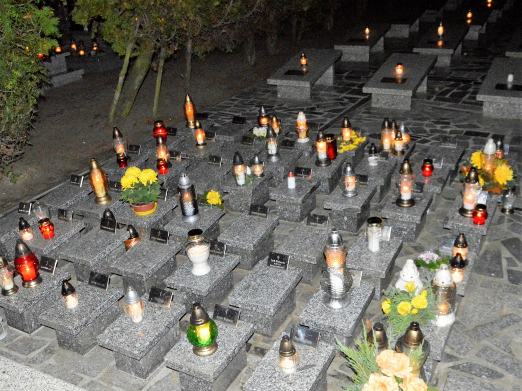 Nie ma umarłych, tylko ci, co odeszli...