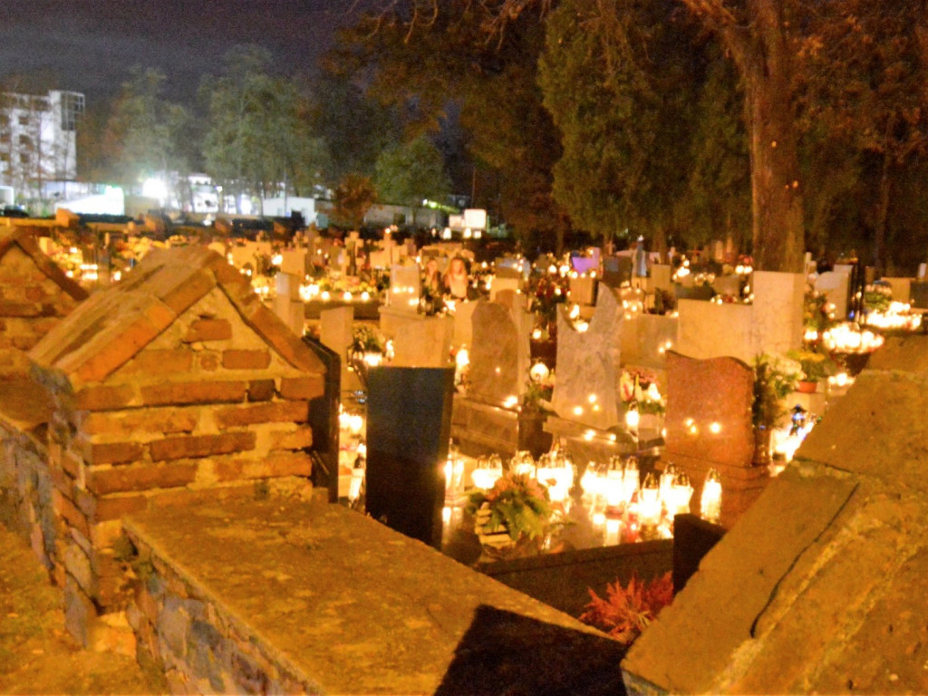 Nie ma umarłych, tylko ci, co odeszli...