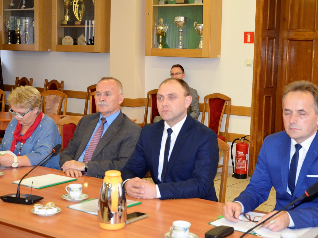 Nowo wybrani radni Rady Powiatu odebrali zaświadczenia