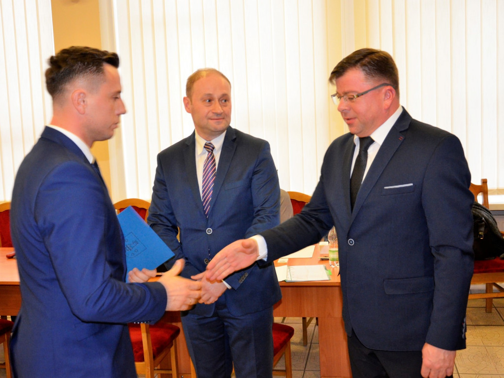 Nowo wybrani radni Rady Powiatu odebrali zaświadczenia