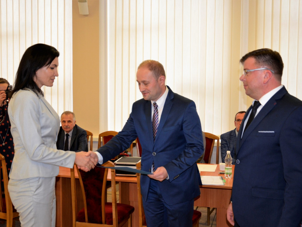 Nowo wybrani radni Rady Powiatu odebrali zaświadczenia