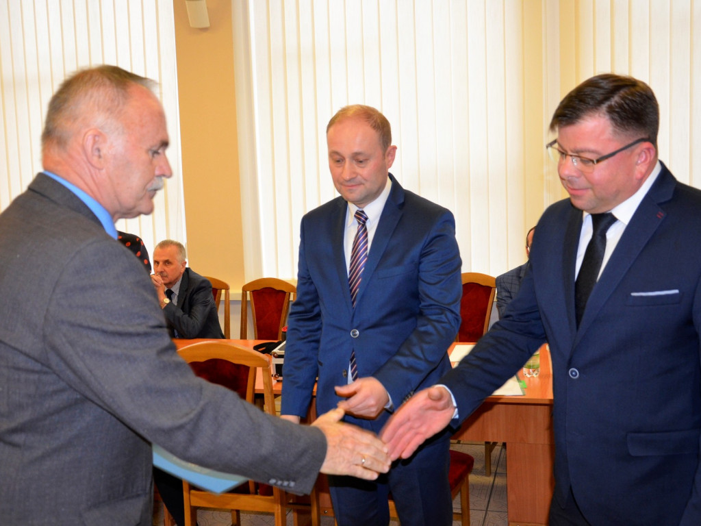 Nowo wybrani radni Rady Powiatu odebrali zaświadczenia
