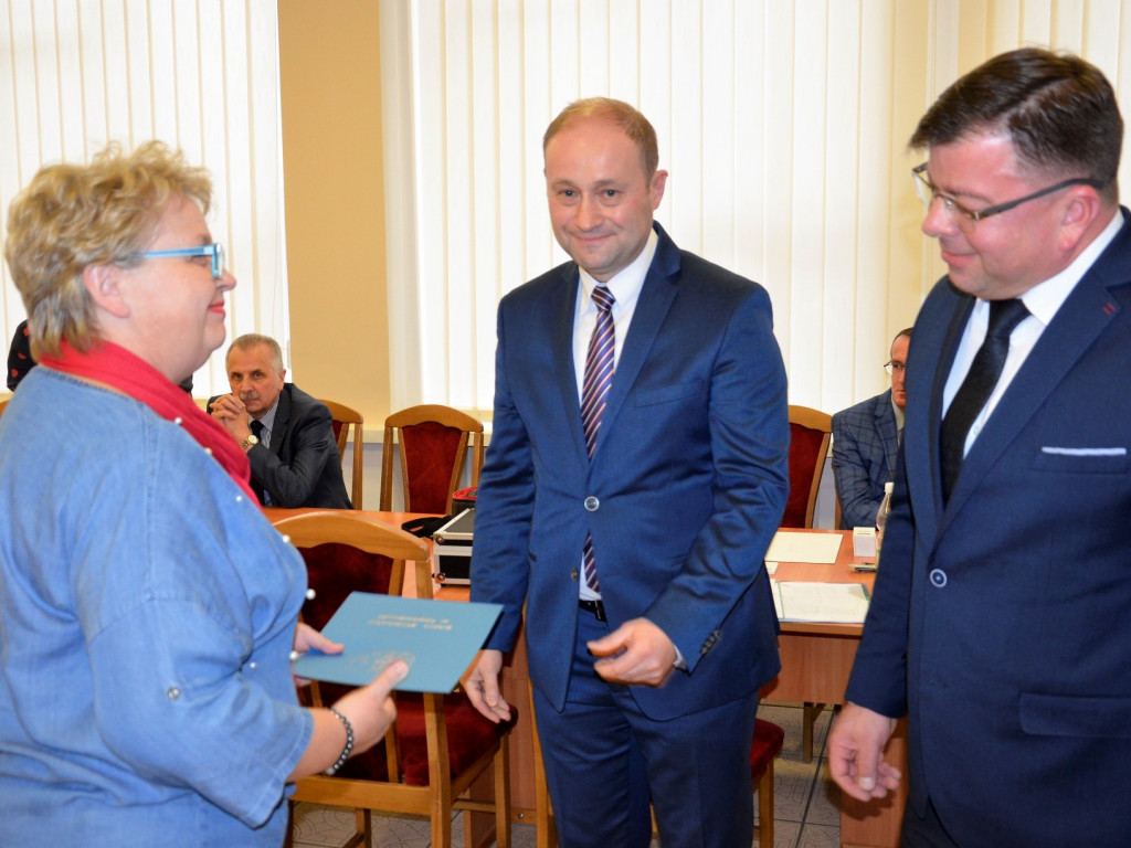 Nowo wybrani radni Rady Powiatu odebrali zaświadczenia