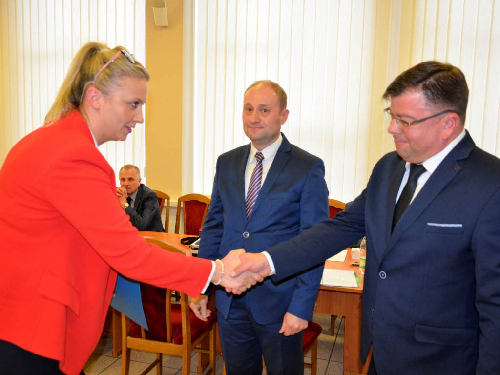 Nowo wybrani radni Rady Powiatu odebrali zaświadczenia