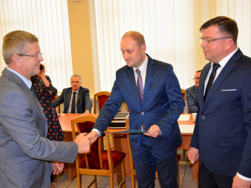 Nowo wybrani radni Rady Powiatu odebrali zaświadczenia