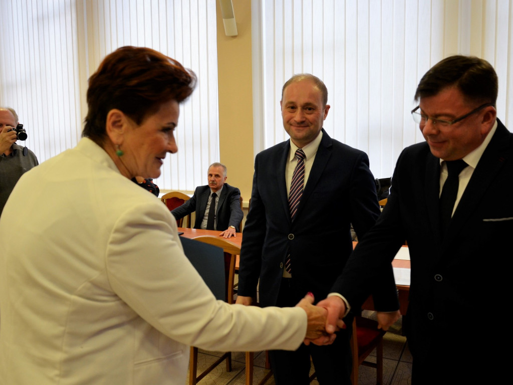 Nowo wybrani radni Rady Powiatu odebrali zaświadczenia