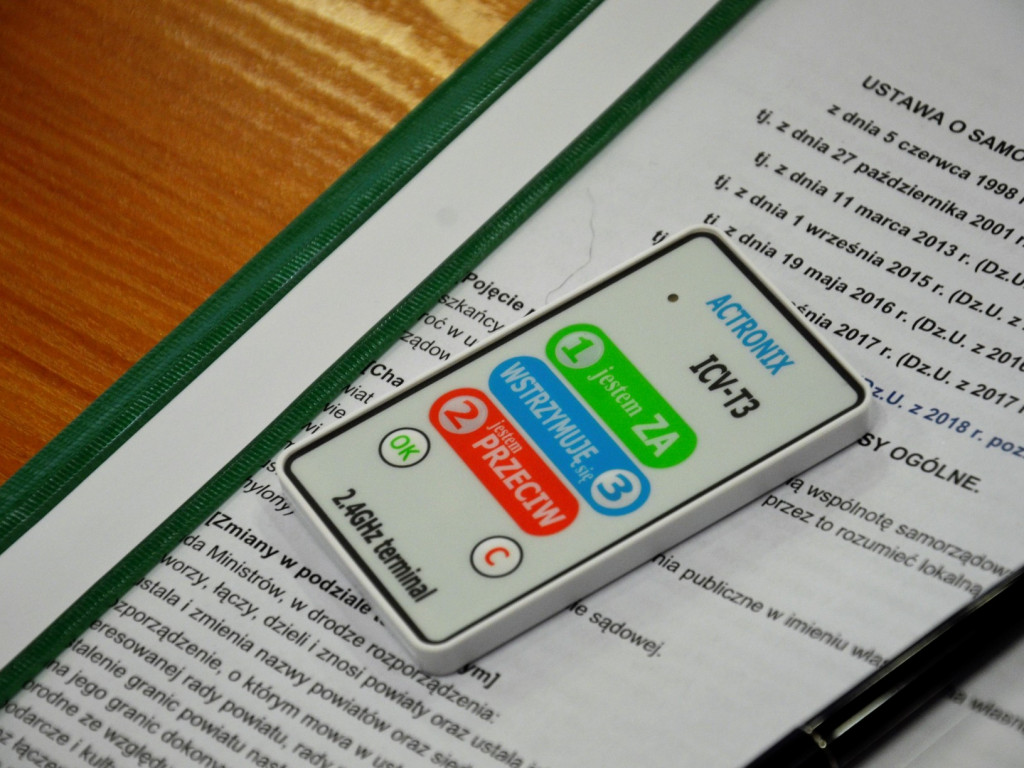 Nowo wybrani radni Rady Powiatu odebrali zaświadczenia