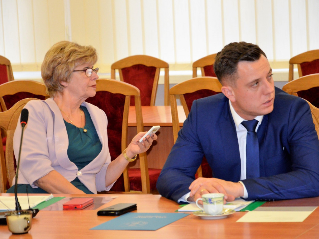 Nowo wybrani radni Rady Powiatu odebrali zaświadczenia